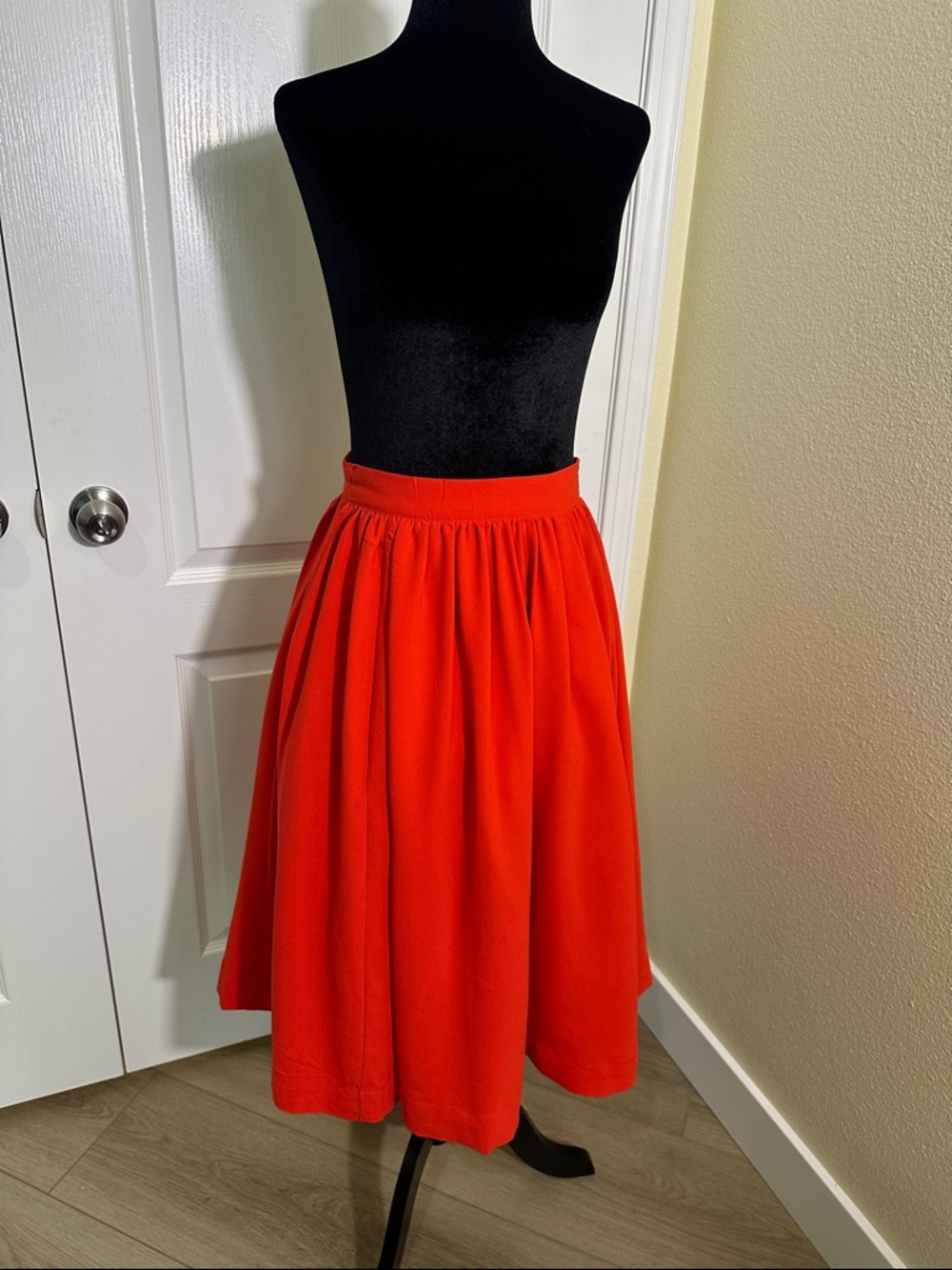 Esley Red Circle Skirt with 2 layers of underskirts. Pockets. Size small